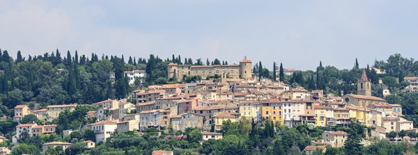 Quels sont les meilleurs endroits pour louer une maison de vacances en Provence avec des ateliers de poterie et des dégustations de vin?
