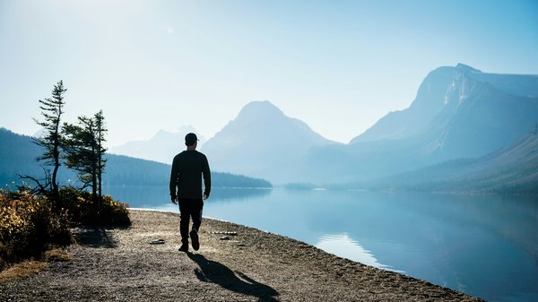 Quels sont les meilleurs chemins de randonnée pour découvrir les plages de sable noir en Islande : équipements et conseils ?